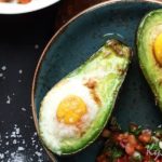 Запеченное в духовке авокадо с перепелиным яйцом — быстрая закуска