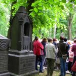 Веселые экскурсии по кладбищу проходят в Риге