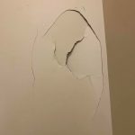 Дочь случайно пробила дырку в стене. Посмотрите как наказала её мама…