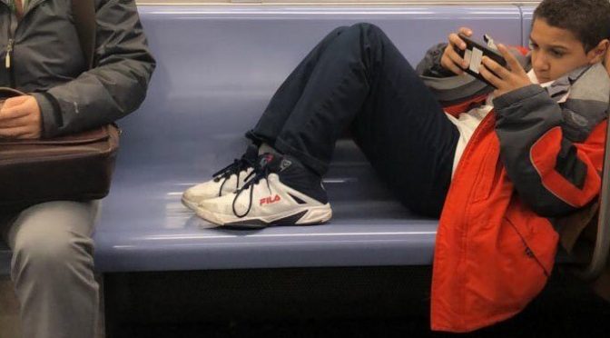 Мальчик отказался убирать ноги с сиденья в вагоне метро, но пассажир не растерялся