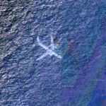На спутниковых картах обнаружили таинственный самолет, лежащий на дне океана