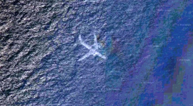 На спутниковых картах обнаружили таинственный самолет, лежащий на дне океана