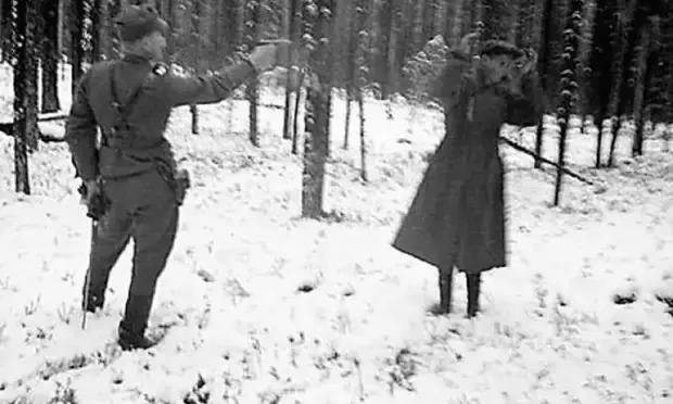 Уникальное фото, бывшее 64 года под запретом — что сделал русский разведчик за миг до расстрела?
