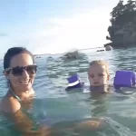 Эти мама и дочь просто купаются? А теперь присмотритесь внимательней к воде за их плечами